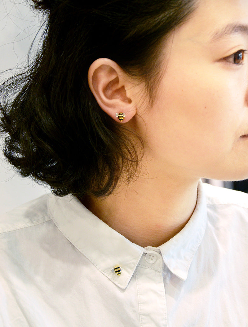Bee stud earring