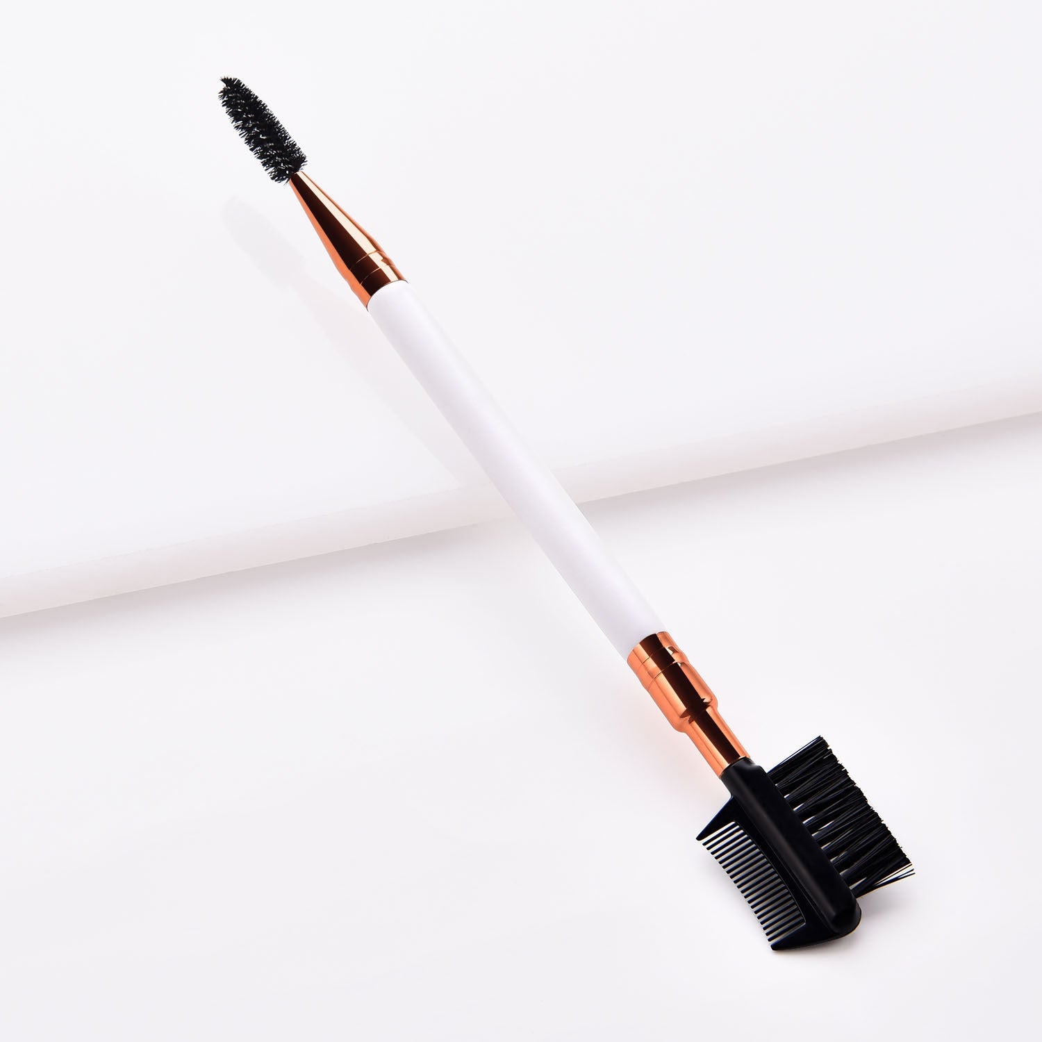 Single double-ended makeup brush and eyelash brush