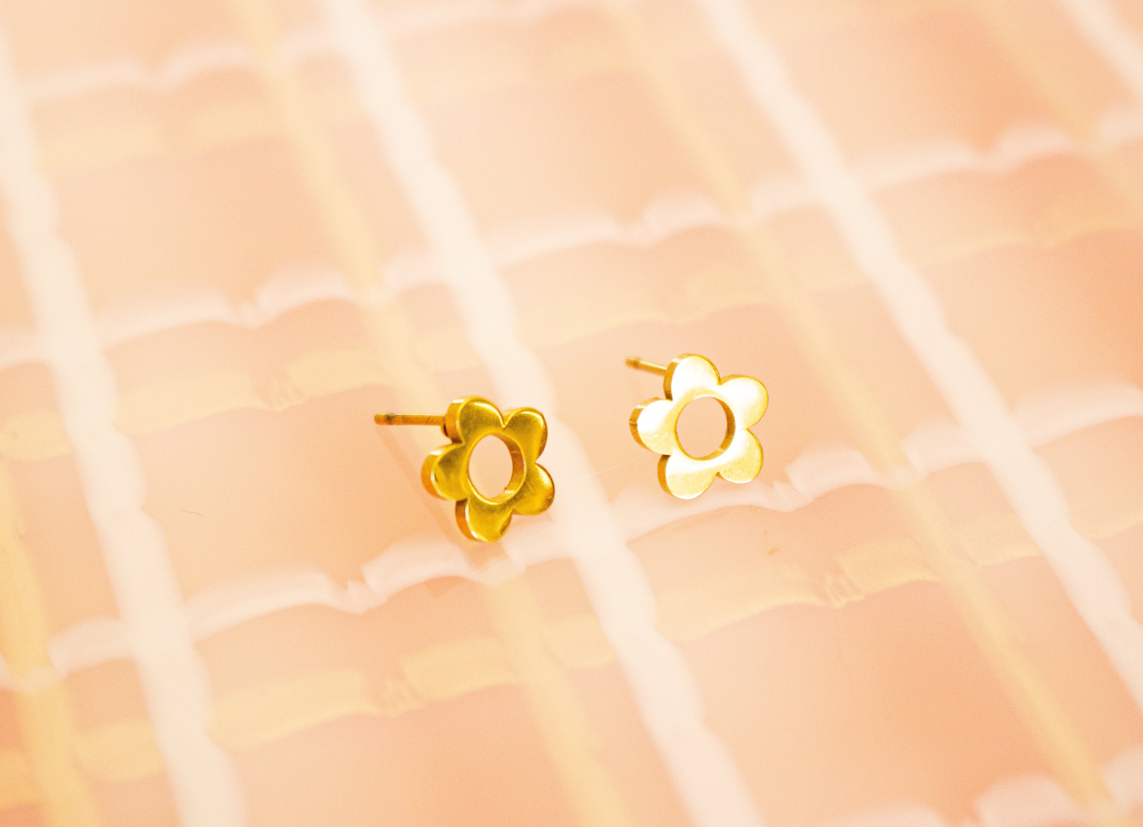 Tiny Daisy Stud Earrring