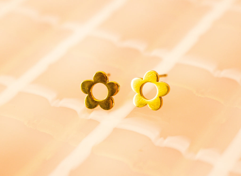 Tiny Daisy Stud Earrring