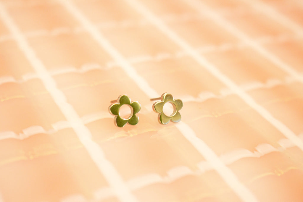 Tiny Daisy Stud Earrring