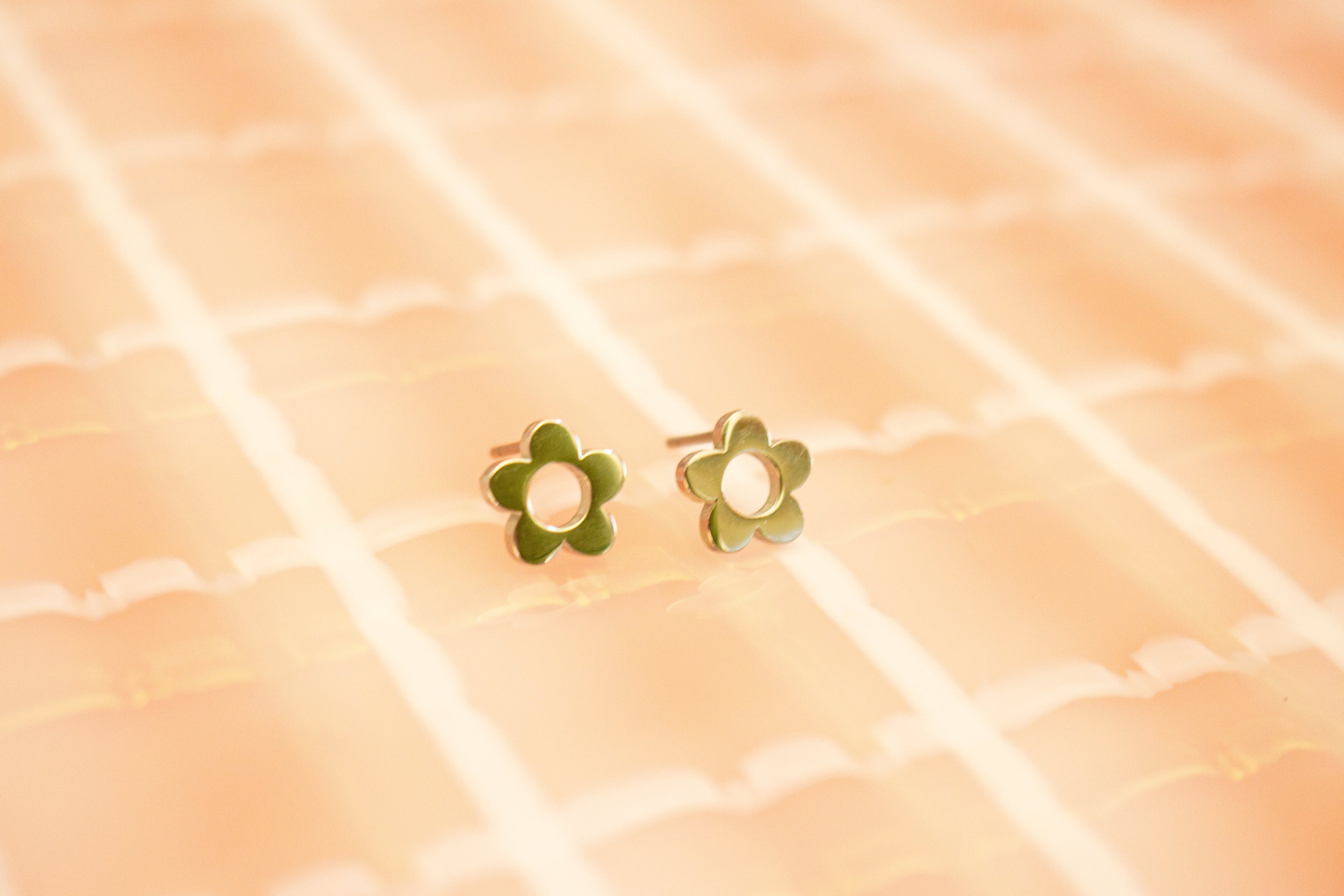 Tiny Daisy Stud Earrring