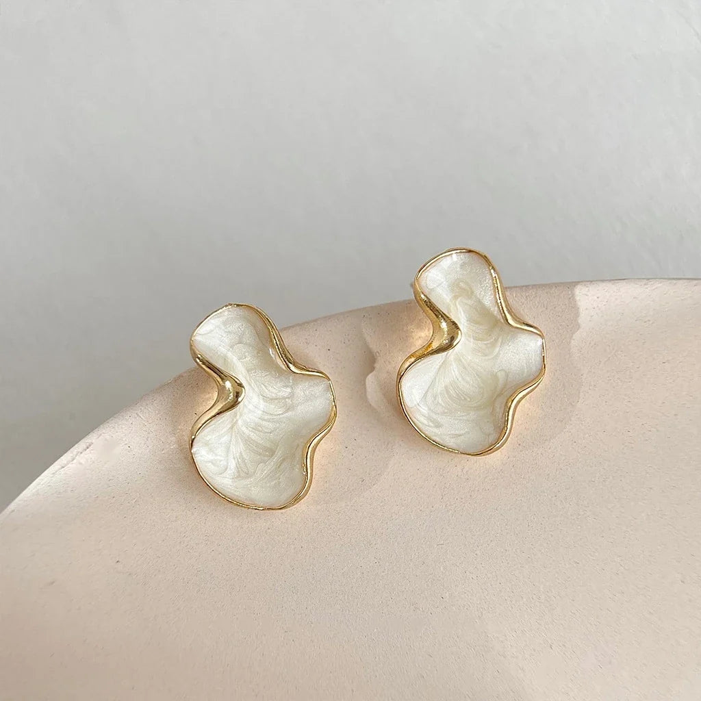 Artistic Abstract White Black Pink Color Cloud Irregular Stud Earring for Women Temperament Ear Jewelry Simple Party Gift